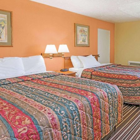 Days Inn By Wyndham Henrietta/Rochester Area Buitenkant foto